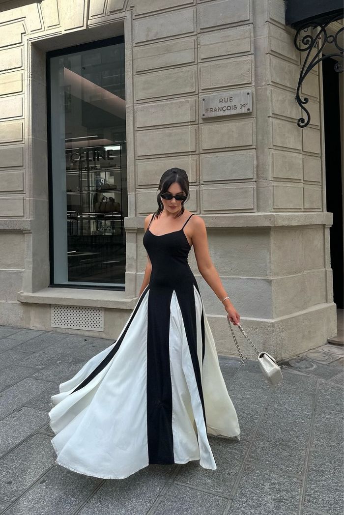 Elegantes schwarzes Damenkleid mit feinen Spaghettiträgern, bodenlang, für besondere Anlässe.