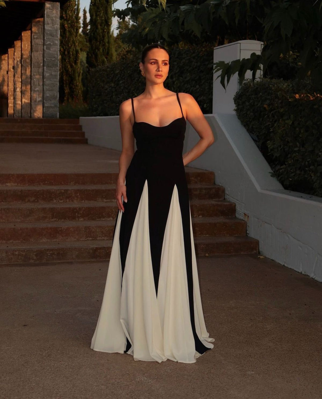 Elegantes Spaghettiträger Abendkleid in Schwarz, bodenlang, mit Kontrast, für Damen.