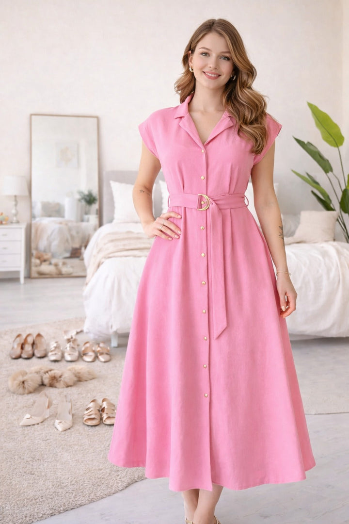 Nahaufnahme des Stoffes & Ausschnitts: Fließendes, elegantes Damen Midikleid mit Ringgürtel. Feminine Mode.