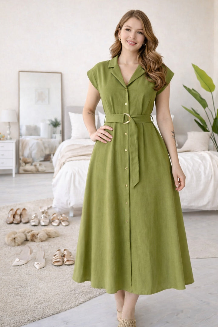 Frau trägt fließendes Damen Midikleid mit Ringgürtel. Elegant, bequem, ideal für Freizeit & Alltag.