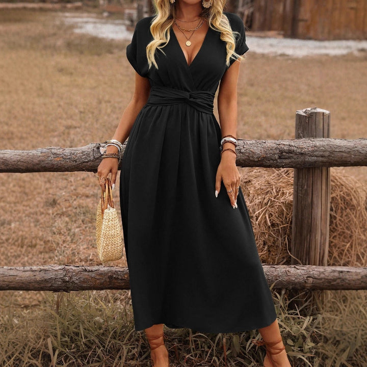 Sommerliches, langes Boho-Kleid für Damen. Elegantes Design mit V-Ausschnitt, ideal für Abend- oder Freizeit-Outfits.