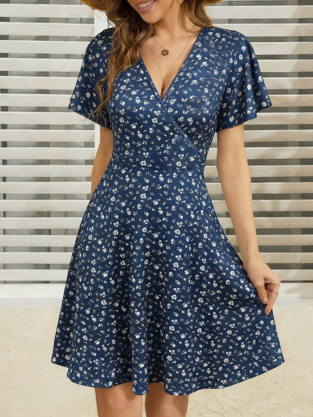 Vielseitiges Sommerkleid mit Tupfen-Design, perfekt als Freizeitkleid oder Strandkleid.