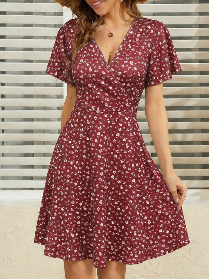 Komfortables Freizeitkleid für Damen, Tupfenmuster, V-Ausschnitt, ideal für sommerliche Outfits.