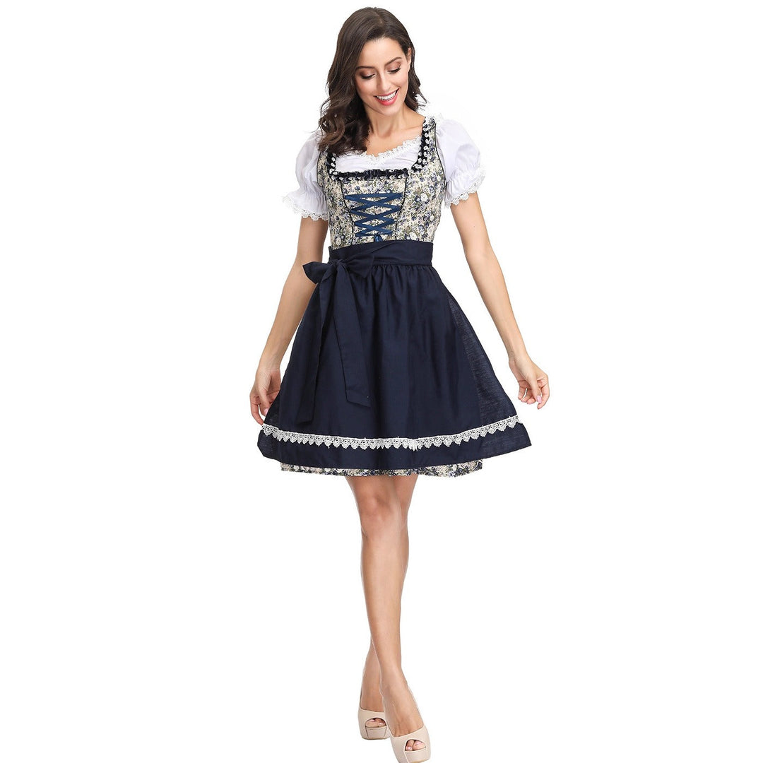 Blaues Damen Dirndlkleid mit elegantem Blumendruck, Satinbandschürze und Puffärmeln für Oktoberfest oder Volksfest.