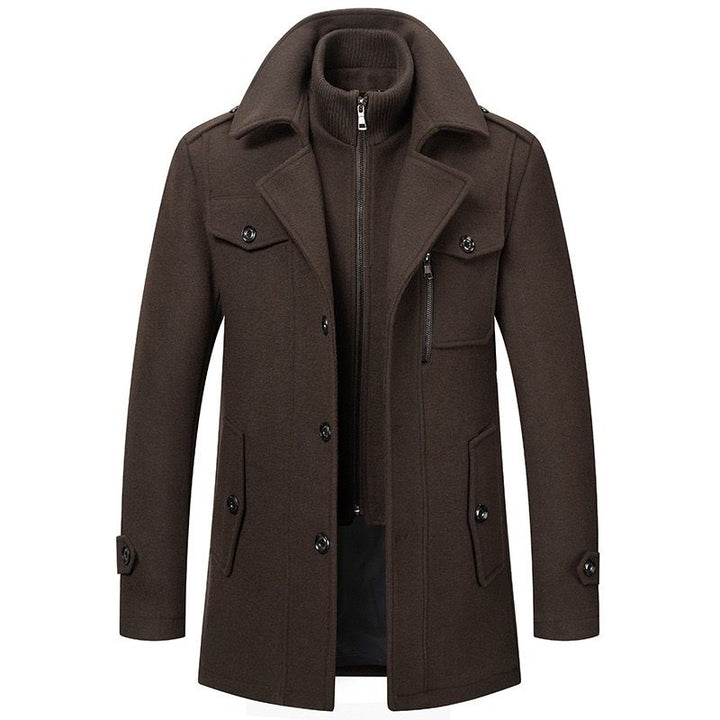 Stylischer Herren-Wintermantel, zweiteilig, hoher Kragen für optimalen Schutz. Robuster Freizeitmantel.
