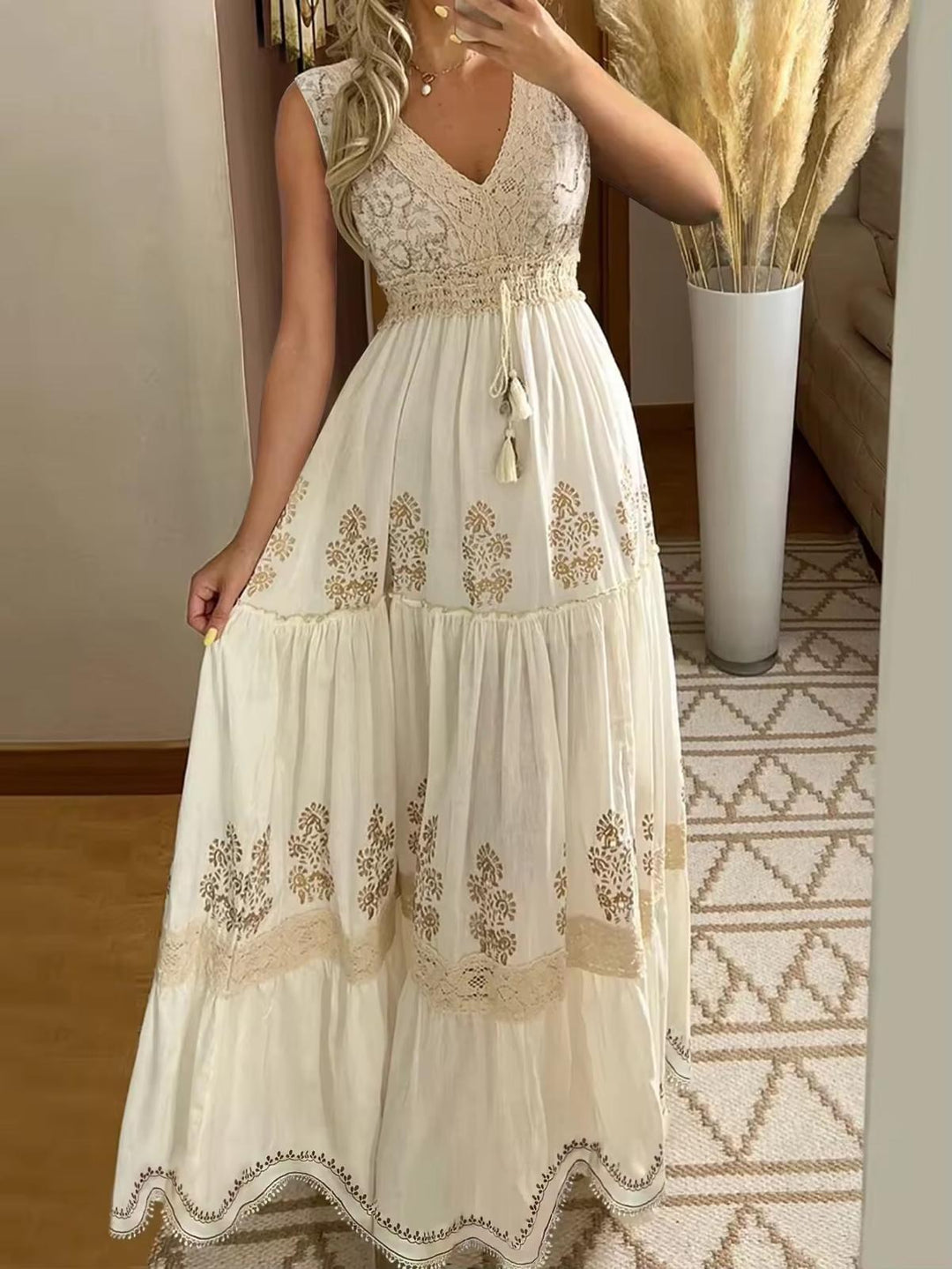 Elegantes Damen Maxikleid für Sommer mit V-Ausschnitt und filigraner Blumenstickerei. Perfektes Urlaubskleid.