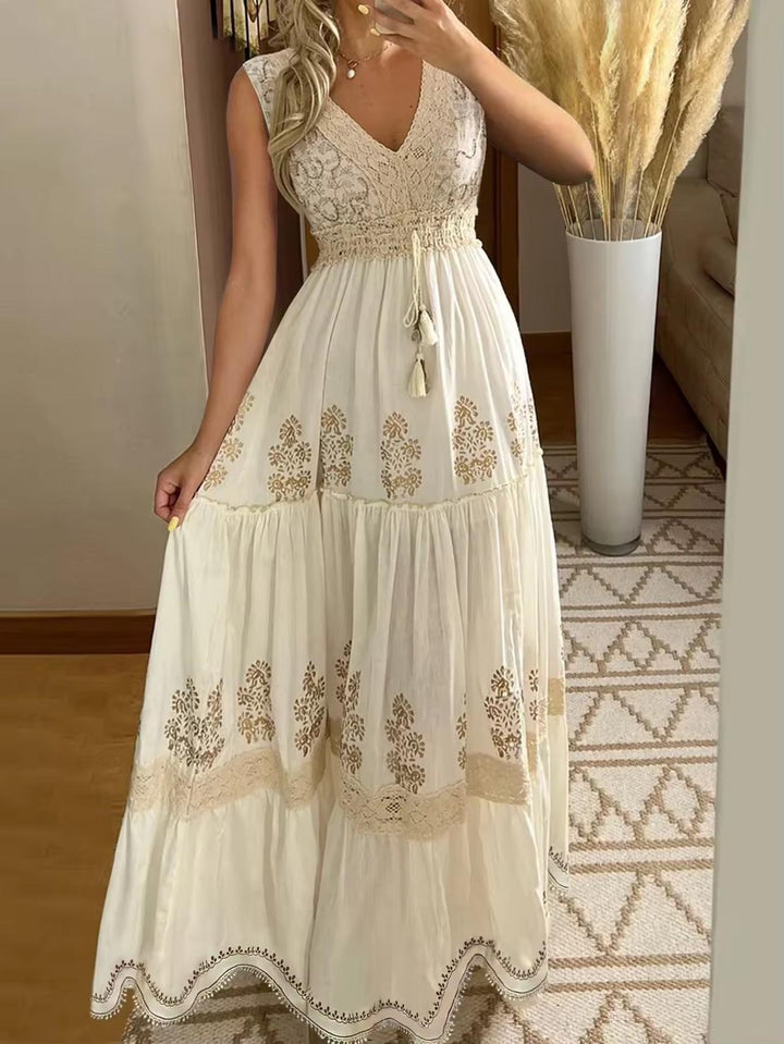 Elegantes Damen Maxikleid für Sommer mit V-Ausschnitt und filigraner Blumenstickerei. Perfektes Urlaubskleid.