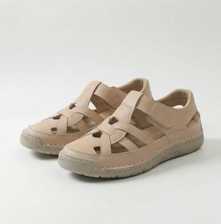 Detailansicht der leichten Damen Sandalen mit Klettverschluss für optimalen Halt.