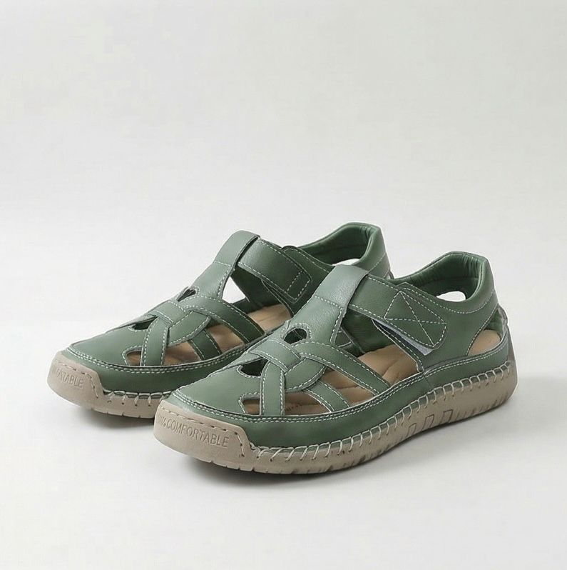 Seitliche Ansicht der luftigen Damen Sandalen mit farbenfrohem Design und Klettverschluss.
