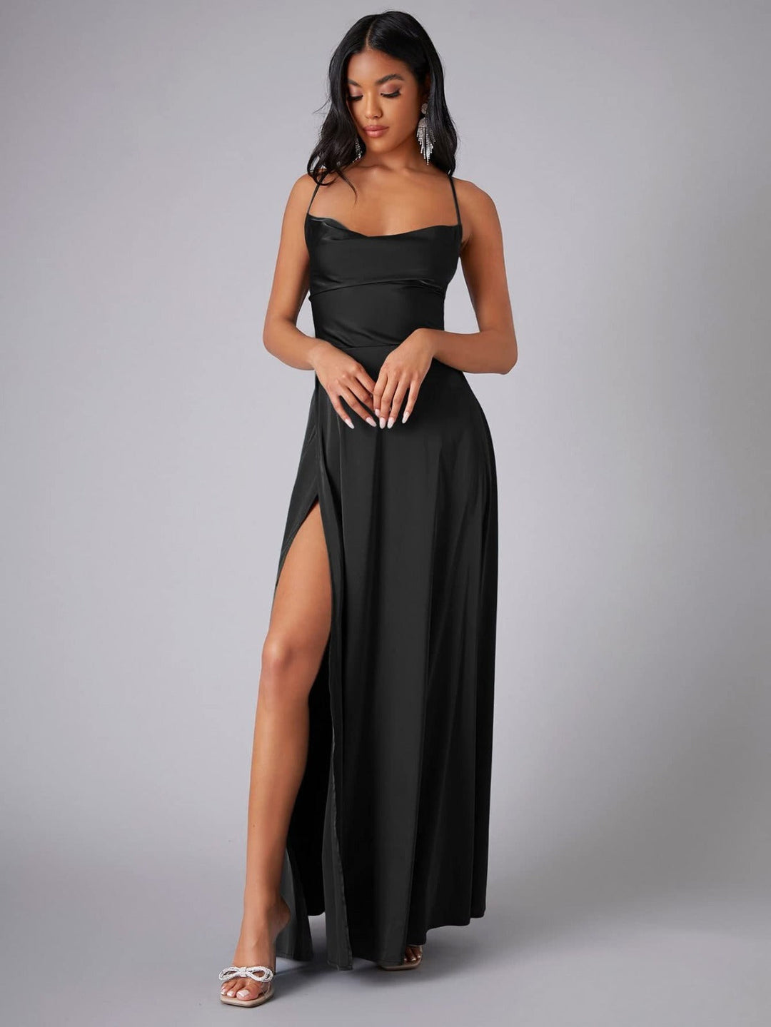 Dramatisches Damen Abendmaxikleid mit verführerischem Beinschlitz. Perfekt für den großen Auftritt.
