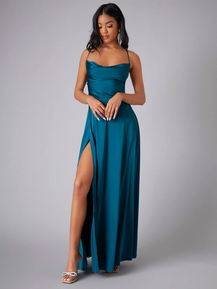 Festliches Damen Abendkleid in Maxi-Länge mit Beinschlitz. Ideal für besondere Anlässe & Partys.
