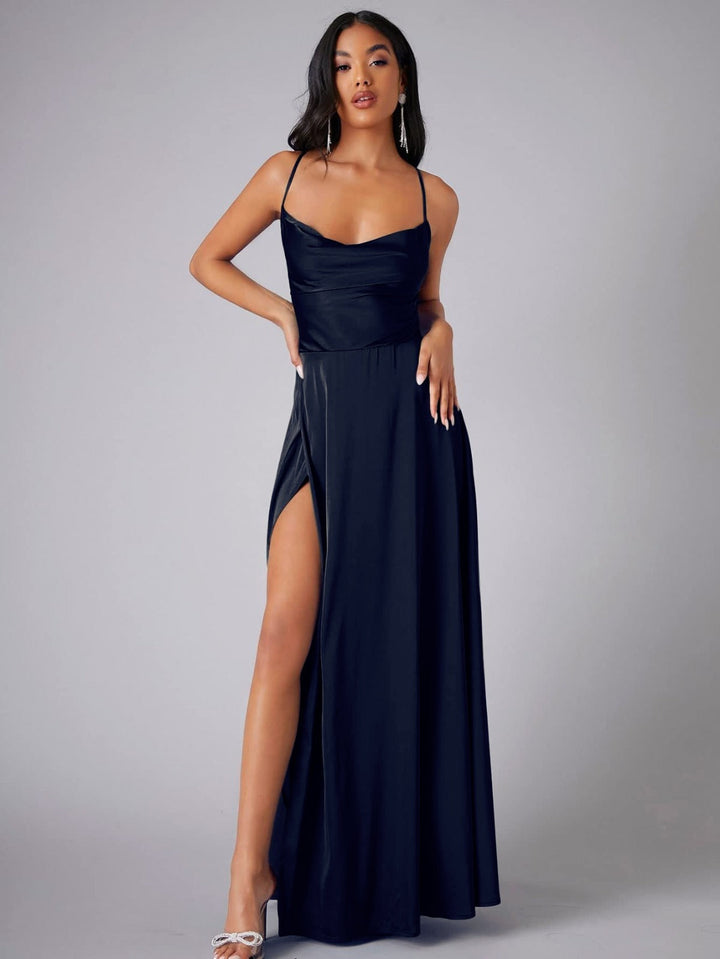 Fließendes Damen Maxikleid, elegant & luftig, mit seitlichem Beinschlitz. Perfekt für Sommerabende.