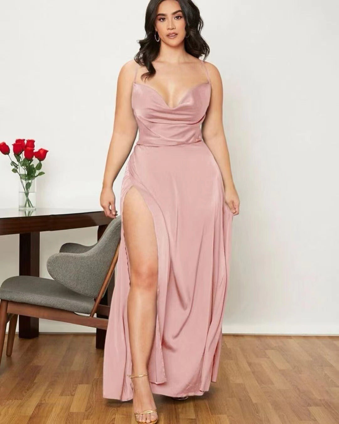 Damen Maxikleid frontal, elegantes Design mit Beinschlitz. Ideal für Hochzeiten oder Abendveranstaltungen.