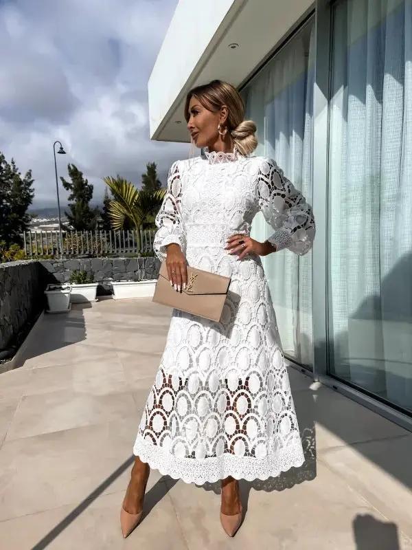 Weißes Damenkleid mit elegantem hohem Ausschnitt & femininen Puffärmeln, perfekt als Sommer-Freizeitkleid.