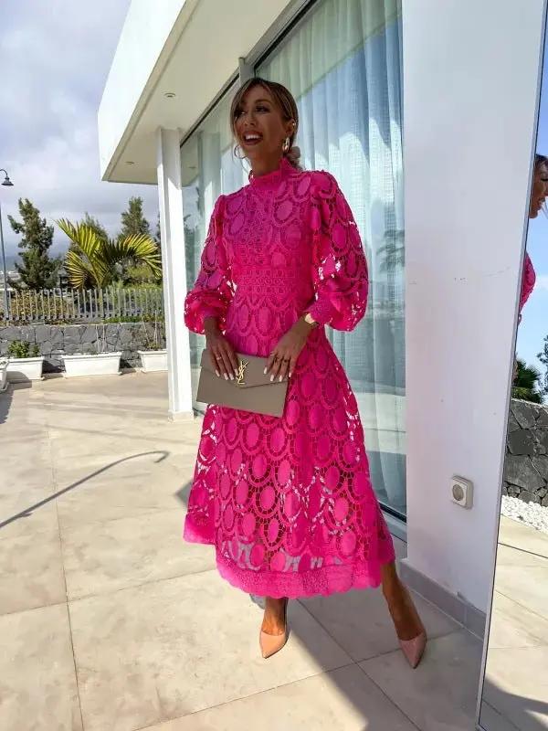 Luftiges, elegantes Damen Sommerkleid in Rosa mit kurzen Ärmeln, ideal für stilvolle Auftritte an warmen Tagen.