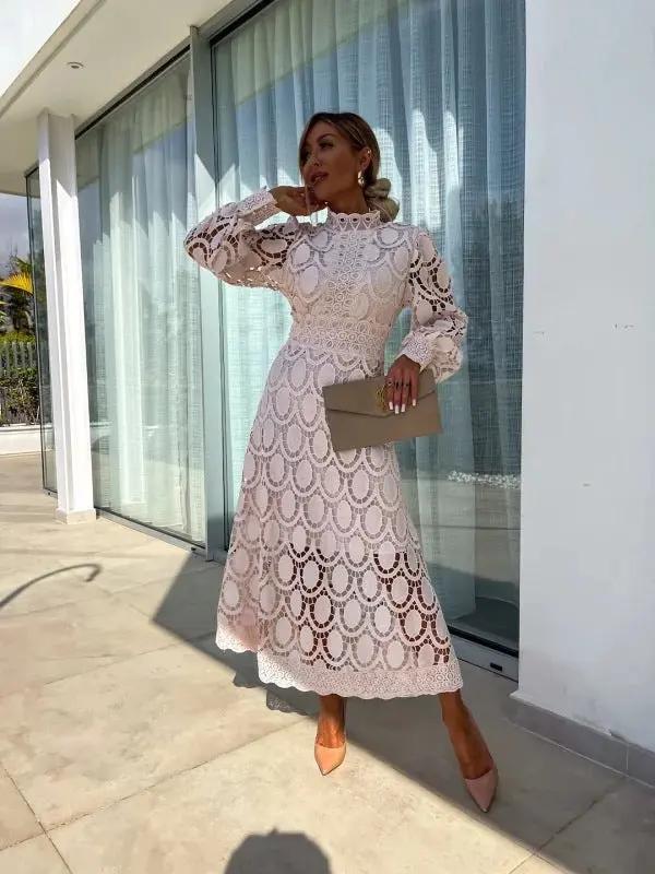 Elegantes, luftiges Damen Sommerkleid in Aprikose mit Puffärmeln und hohem Ausschnitt für warme Tage.
