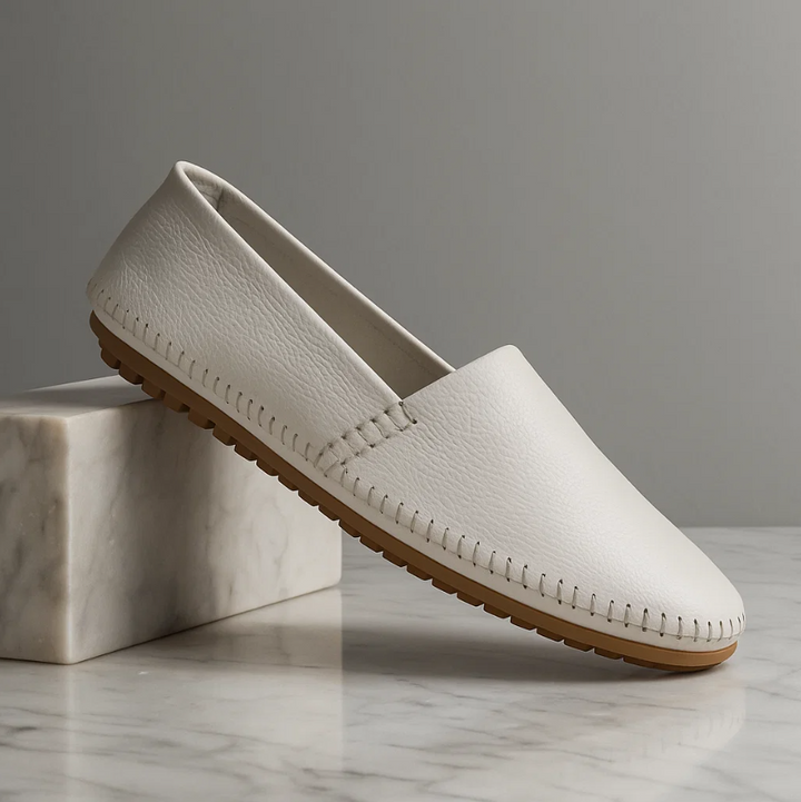Vielseitige Herren Slipper, handgenäht, mit langlebiger Gummisohle. Perfekt als Freizeit- oder Business Casual Schuhe.