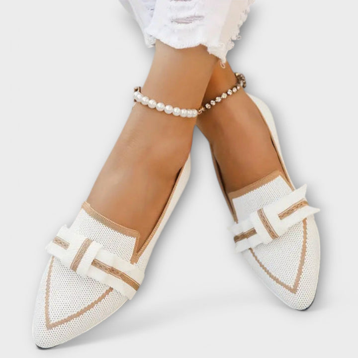 Moderne weiße Damen Ballerinas mit elegantem Knotendesign, perfekte Sommerschuhe für stilvolle Outfits.