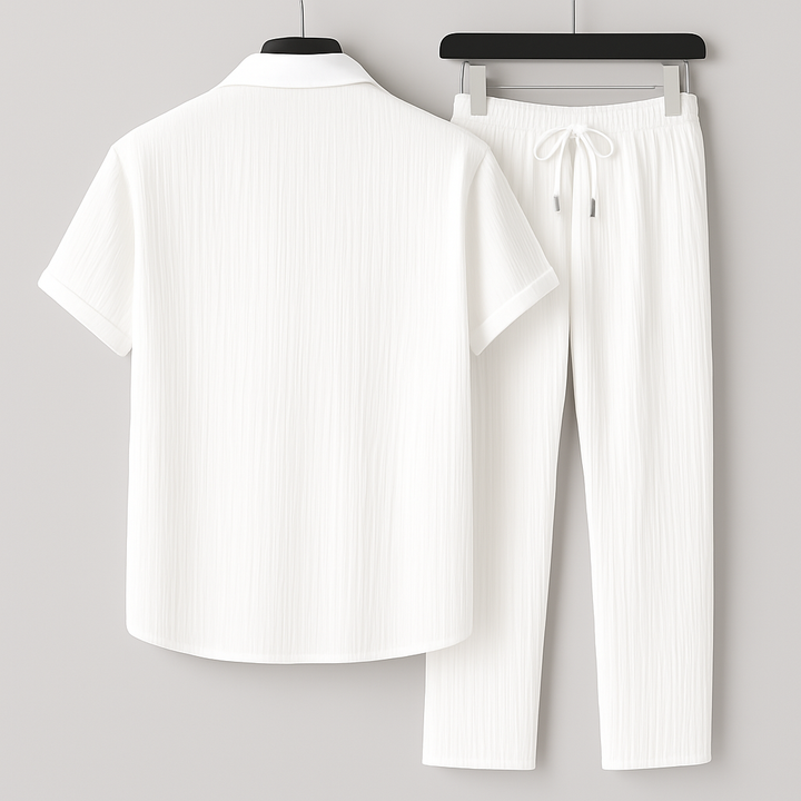 Lockeres Herren Sommer Outfit: luftiges Hemd und bequeme Kordelhose. Optimal für heiße Tage und Freizeit.