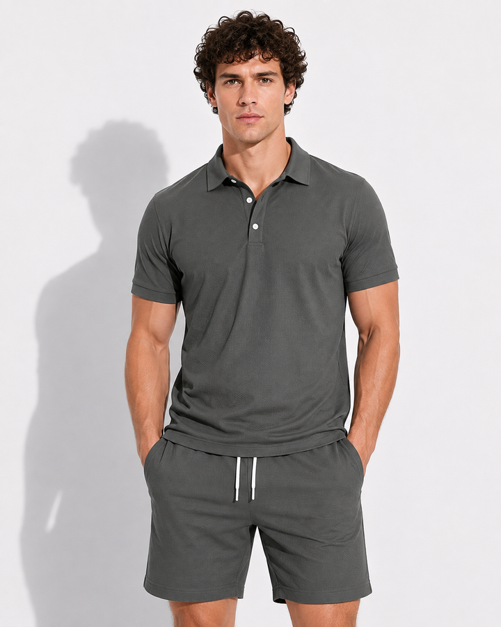 Sommerlicher Herren Freizeitanzug: Unifarbenes Polohemd mit Shorts. Bequemer Stil für warme Tage & Entspannung.