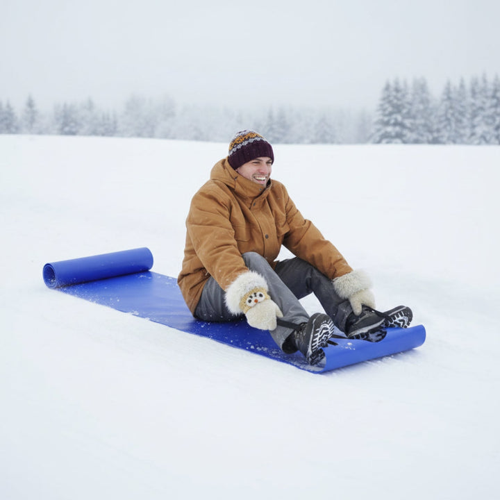 Leichter HDPE-Schneeschlitten, zusammenrollbar, perfekt für schnelle Abfahrten und Winterspaß mit Kindern auf Schneehügeln.