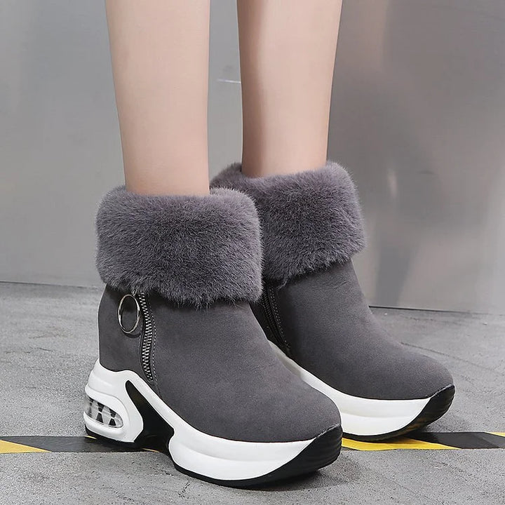 Bequeme schwarze Damen Boots mit innovativer Luftkissen-Sohle für optimalen Komfort im Winter.