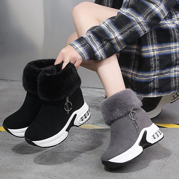 Schicke schwarze Damen Winterstiefel, perfekt für City und Land, mit warmem Futter & guter Traktion.