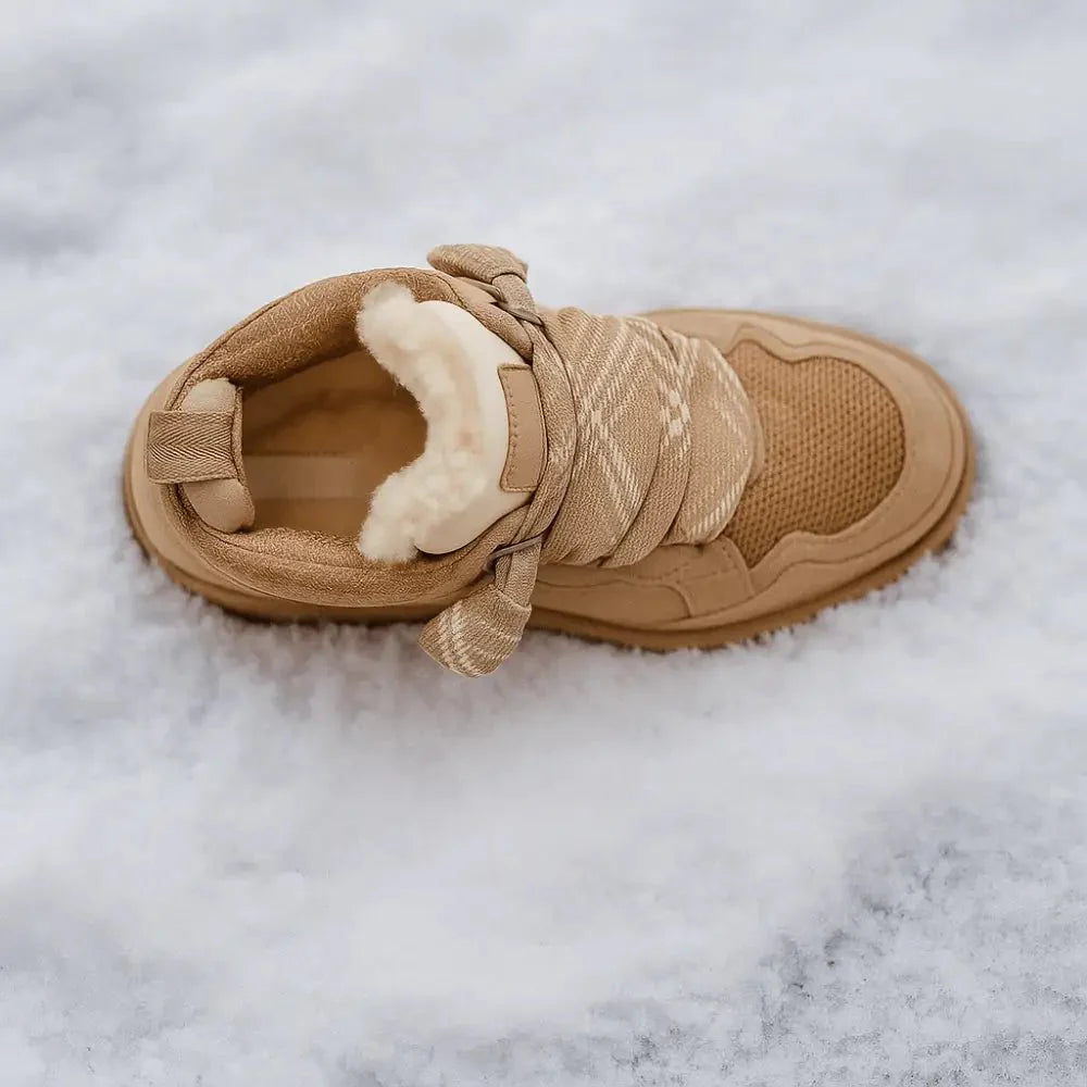 Rutschfeste Damen Winterstiefel mit tiefer Profilsohle bieten optimalen Halt und halten die Füße warm.
