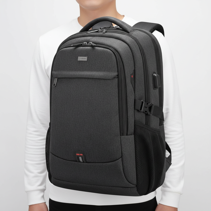 Vorderansicht: Wasserdichter Rucksack mit USB-Anschluss & Laptopfach, ideal für täglichen Gebrauch & Reise.
