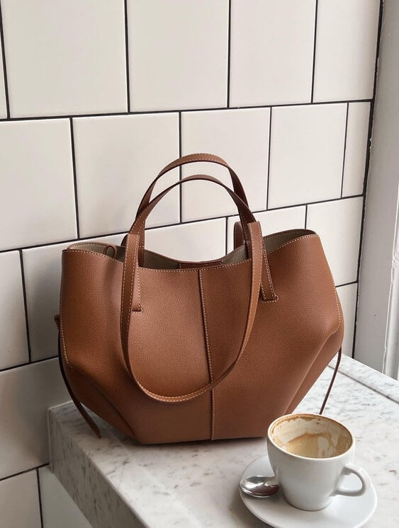 Geräumige elegante Damen-Business-Tasche aus Leder, strukturierte Totebag, in zeitlosem Schwarz für den Alltag.