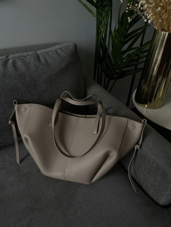 Seitliche Ansicht der stilvollen schwarzen Damen Ledertasche, strukturierte Handtasche, vielseitige Umhängetasche.