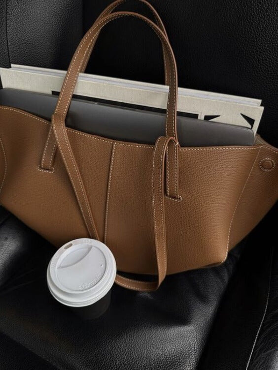 Vielseitige braune Damen Ledertasche als Umhängetasche & Totebag, elegantes Accessoire für Business & Freizeit.