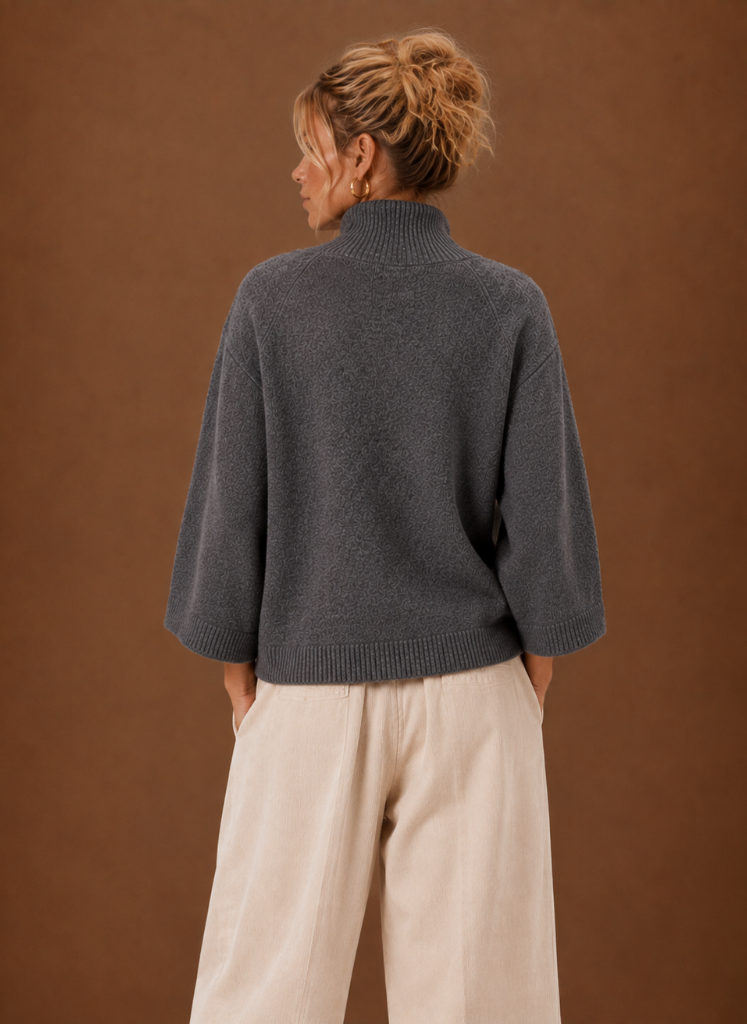 Gemütlicher Oversized Pullover für Damen in eleganter Farbe, mit Stehkragen für maximalen Komfort im Winter.