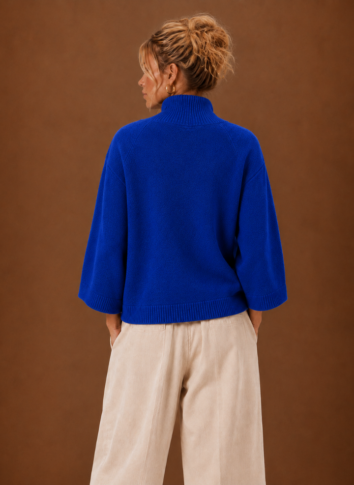 Stylischer Damenpullover, oversized geschnitten, mit hohem Stehkragen und weiten Ärmeln. Für moderne Looks.
