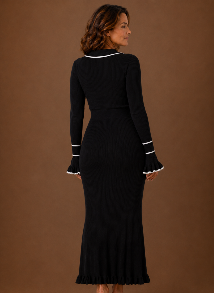 Komfortables Langarm Damen Maxikleid mit Polokragen & eleganten Kontrastkanten. Vielseitiges Winterkleid für den Alltag.