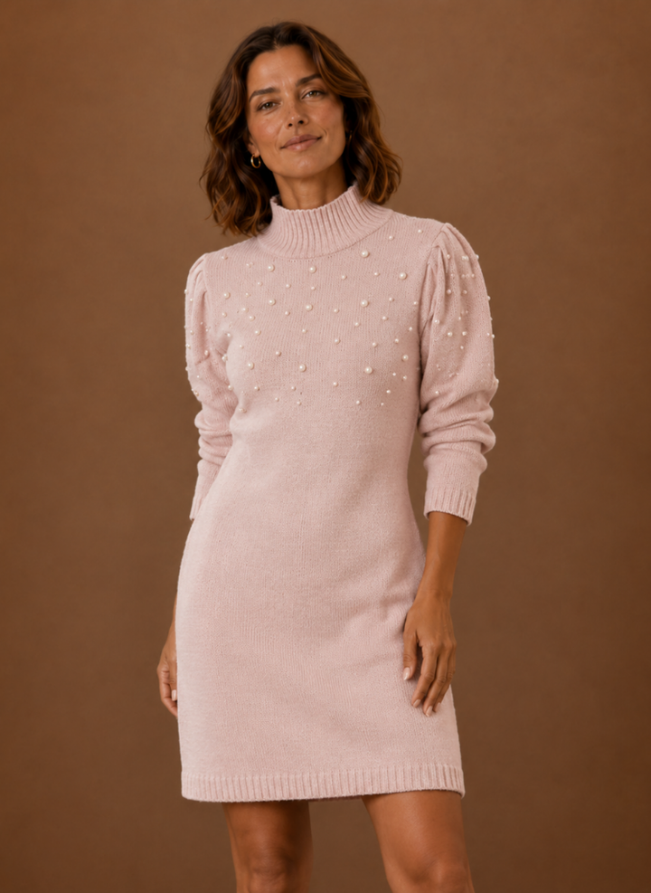 Feminines beiges Damen Strickkleid mit feinen Perlen am hohen Ausschnitt. Ein elegantes Perlenkleid für Damen.