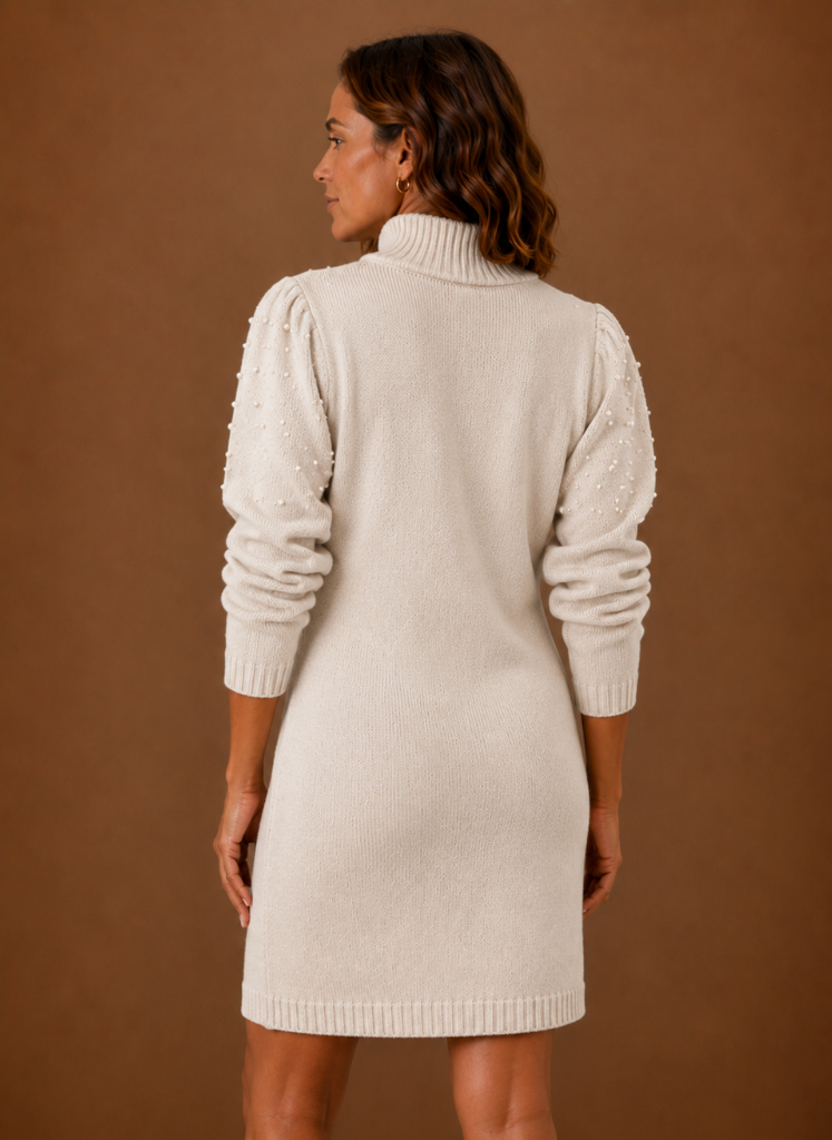 Elegantes beiges Damen Strickkleid mit Perlen & hohem Ausschnitt. Ideal als schickes Winterkleid für Frauen.