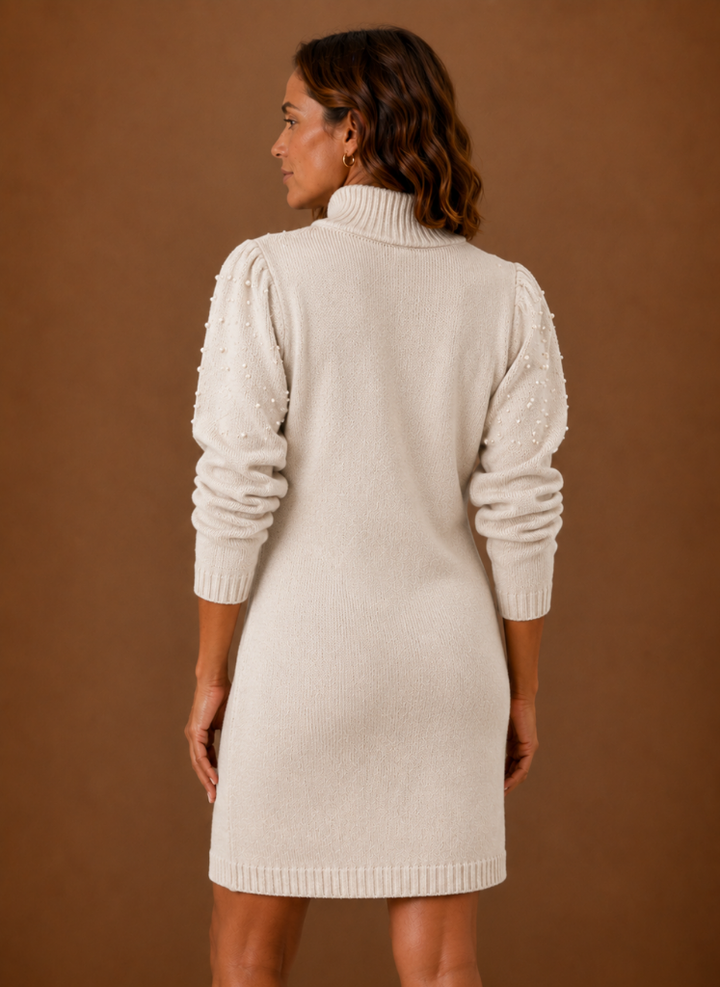 Elegantes beiges Damen Strickkleid mit Perlen & hohem Ausschnitt. Ideal als schickes Winterkleid für Frauen.