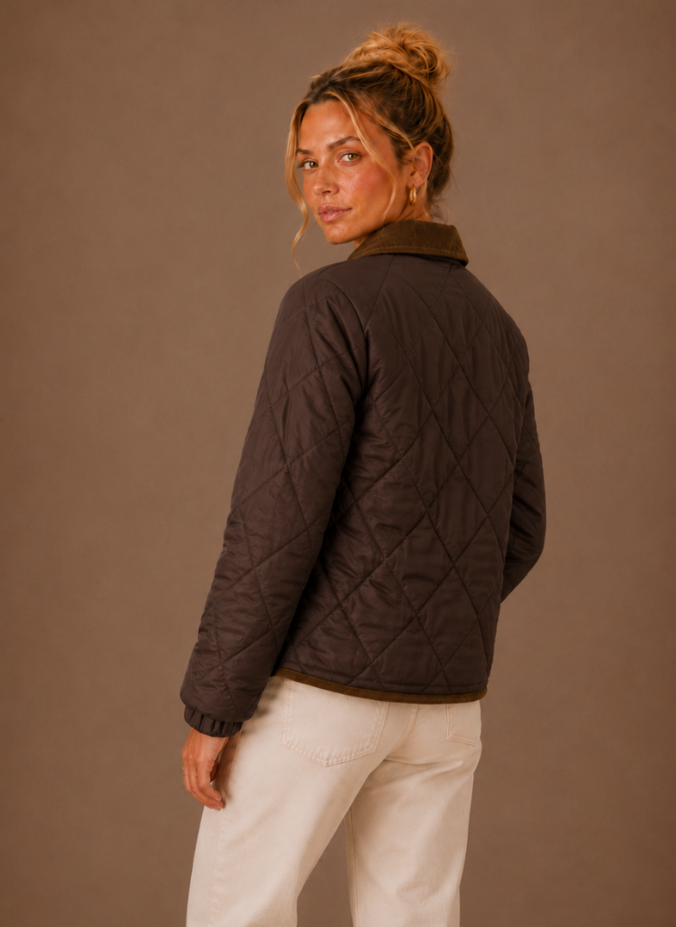 Elegante Damen Steppjacke mit weichem Kontrastkragen, warm und stilvoll für jede Gelegenheit.