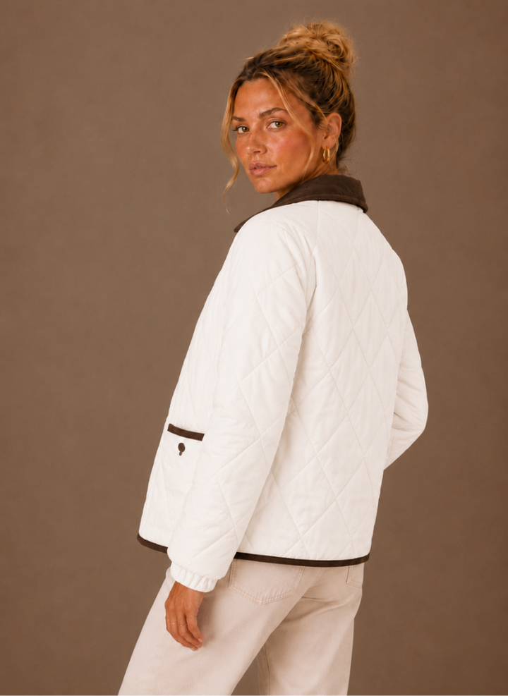 Frau trägt modische, leichte Damen Steppjacke mit Kontrastkragen. Perfekt für Herbsttage.