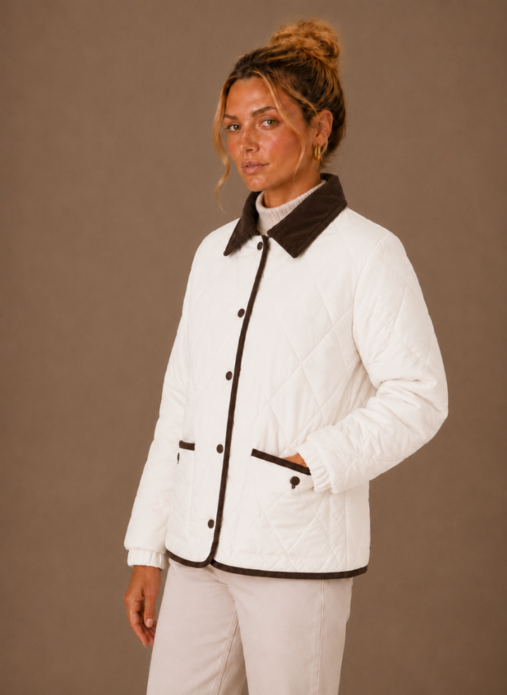Nahaufnahme des weichen Kontrastkragens der modernen Damen Steppjacke.
