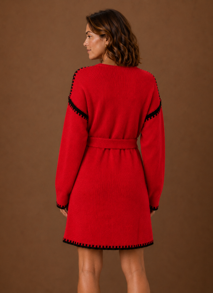 Damen Strickkleid mit elegantem V-Ausschnitt und Gürtel, bequeme Herbstmode für feminine Looks.