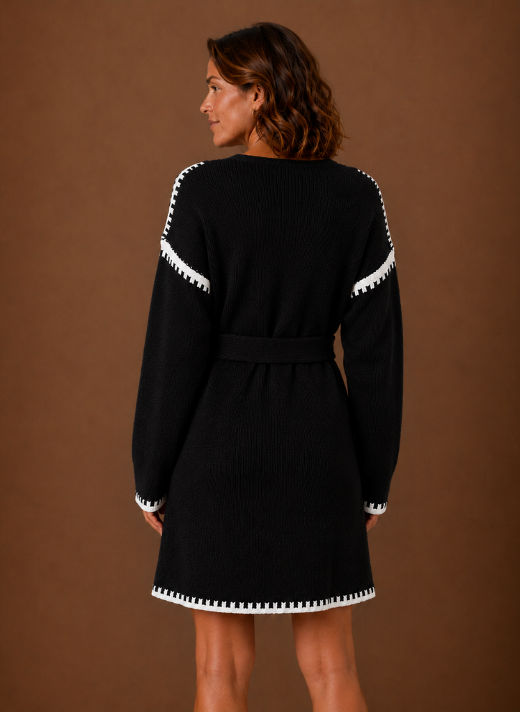 Rotes Herbst-Strickkleid für Damen mit V-Ausschnitt & Gürtel, ein stilvolles Must-have im Kleiderschrank.