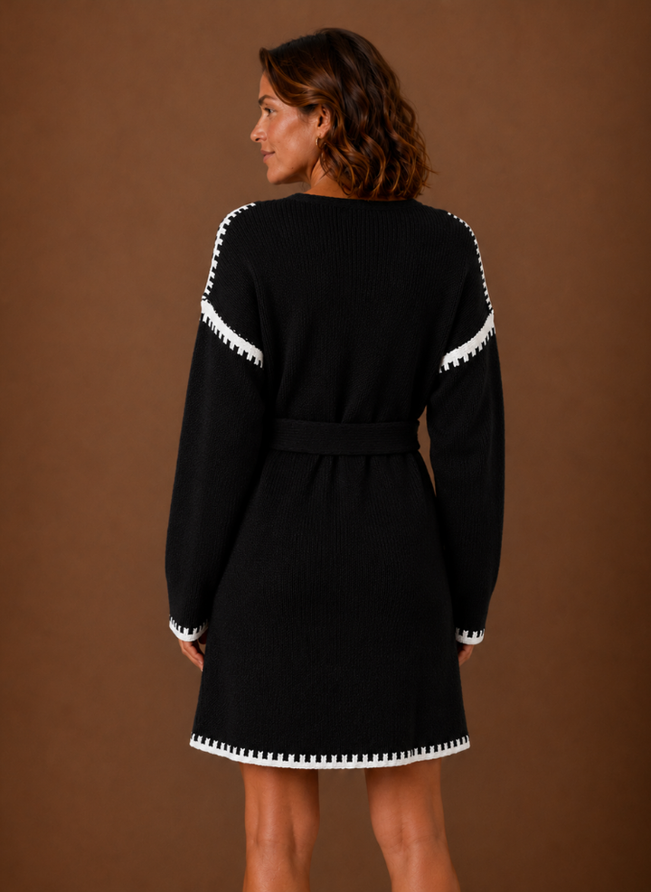 Rotes Herbst-Strickkleid für Damen mit V-Ausschnitt & Gürtel, ein stilvolles Must-have im Kleiderschrank.
