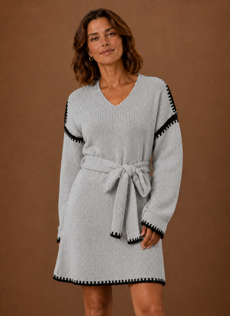 Stilvolles weißes Damen Strickkleid mit Gürtel, V-Ausschnitt, als vielseitiges Freizeitkleid.