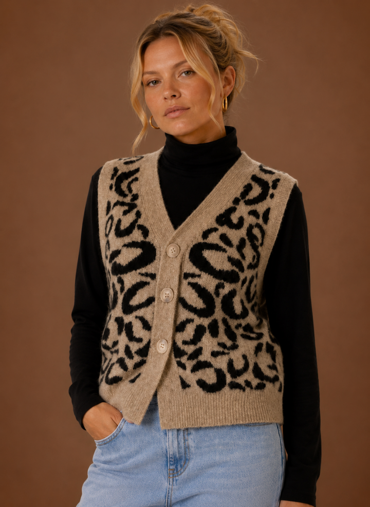 Modische Damenweste im Leopardenprint mit V-Ausschnitt. Vielseitig für elegante oder casual Herbstlooks.