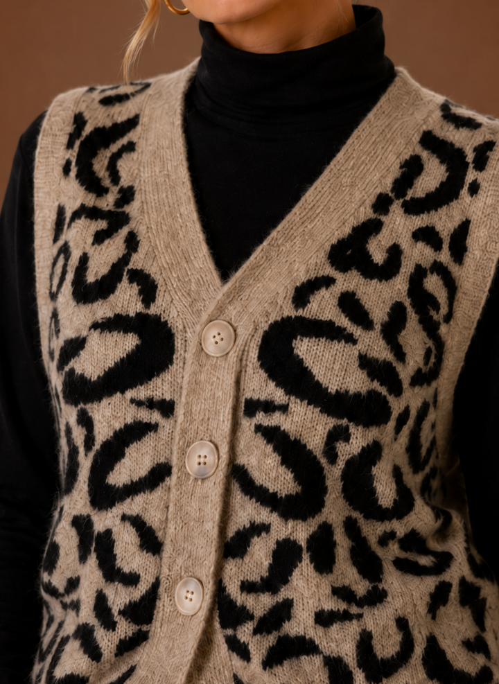 Trendige Damen-Leopardenweste mit tiefem V-Ausschnitt. Ideales Layering-Stück für Herbst- & Wintermode.