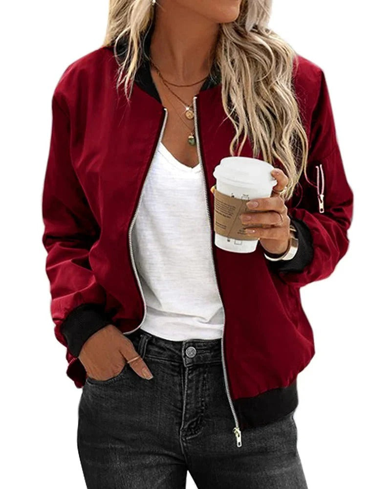 Leichte Damen Bomberjacke in Armeegrün, ideal als Freizeitjacke für Streetwear-Looks im Frühling & Herbst.