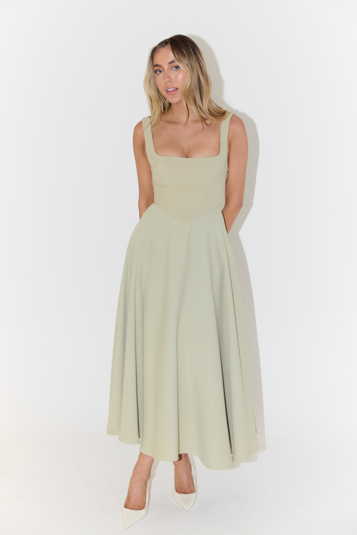 Frau trägt elegantes tailliertes Damen Midikleid mit V-Ausschnitt, perfekt für stilvolle Auftritte.