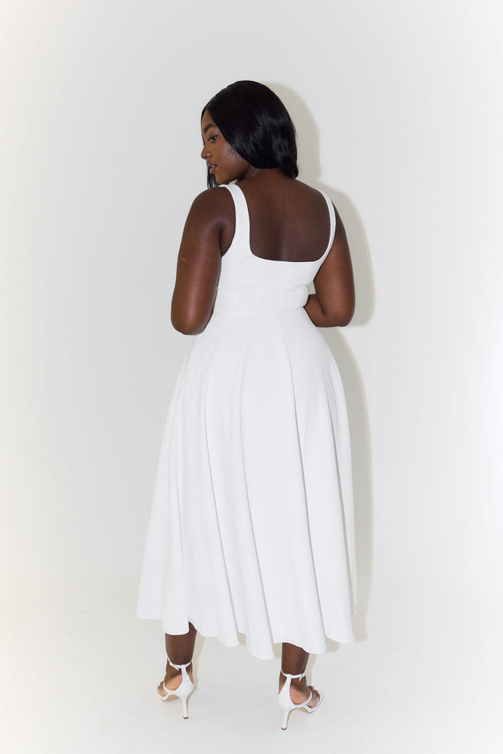 Stilvolles Damen Abend Midikleid ärmellos mit V-Ausschnitt, betont die Taille, sehr elegant.